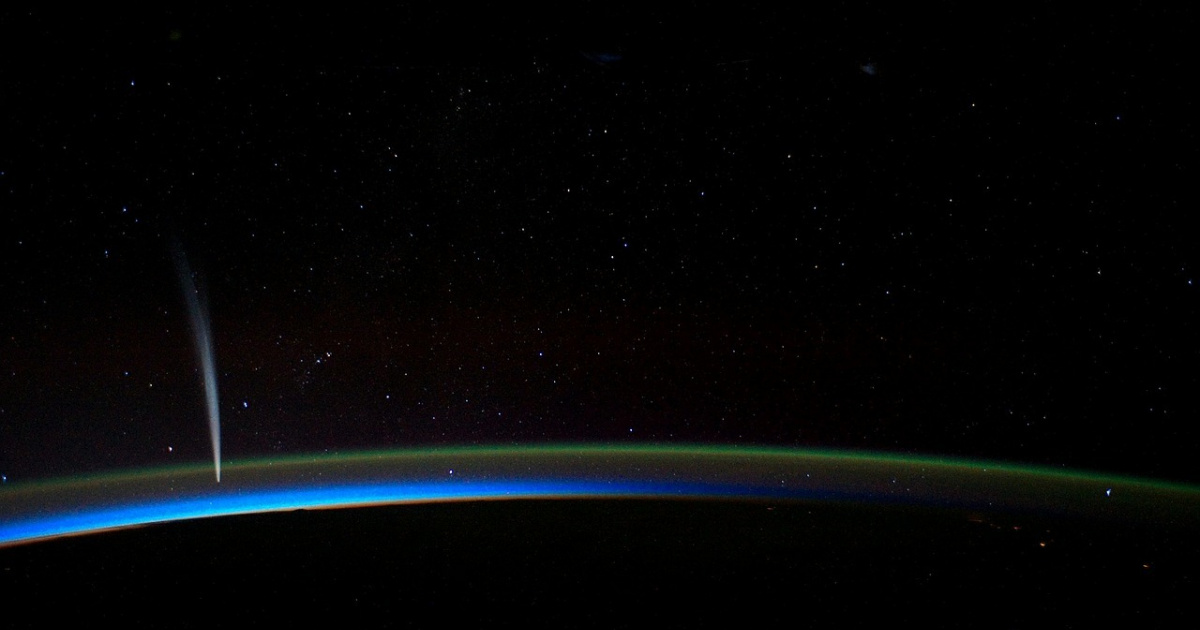 Петербургский космонавт Вагнер сфотографировал яркую комету с борта МКС 7743788