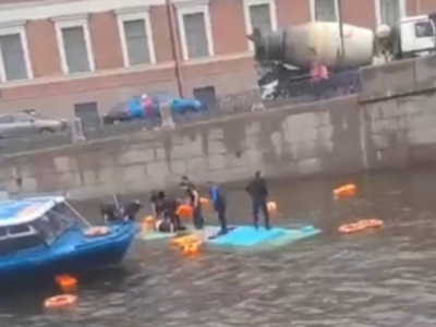 В Петербурге автобус с пассажирами вылетел с моста в воду