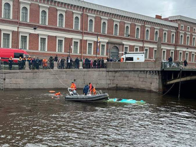 Автобус с пассажирами упал в реку Мойку в Петербурге: что известно