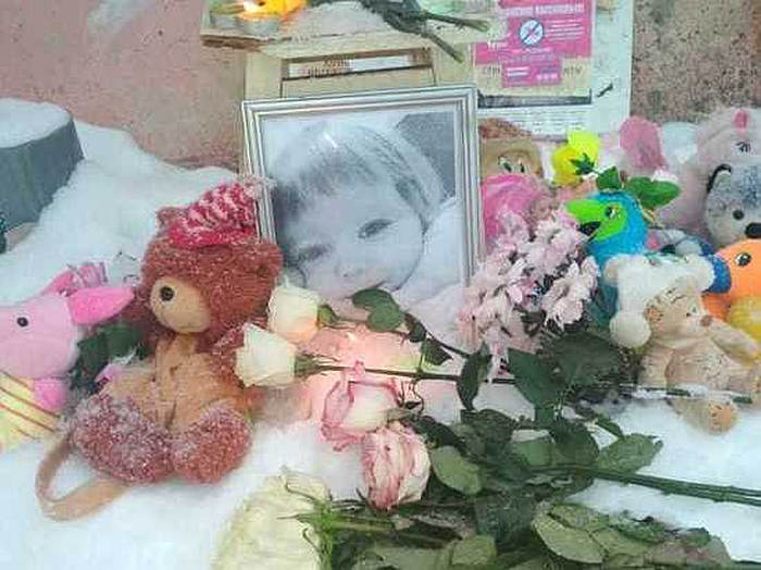 Девочка оставленная мамой. Трехлетняя девочка в Кирове. Похороны маленькой девочки.