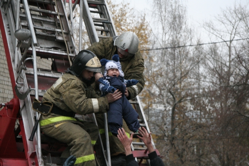 Фото пожарные спасают людей