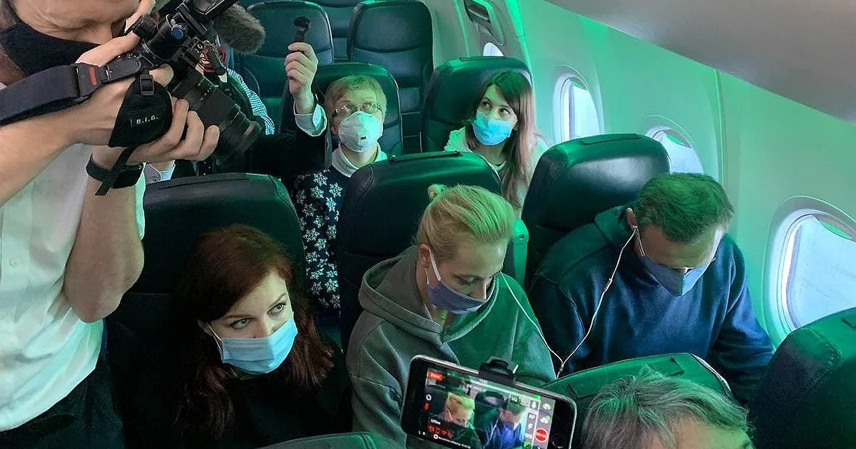 Полдень навального 17. Навальный в самолете. Навальный самолет Юля. Люди в самолете.