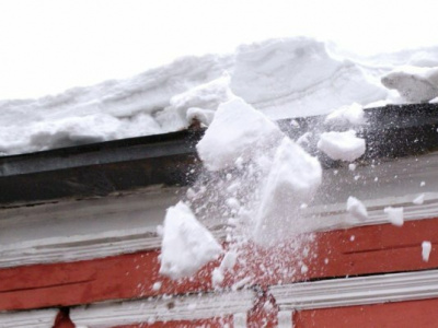 На жительницу Владимира с крыши упал снег со льдом