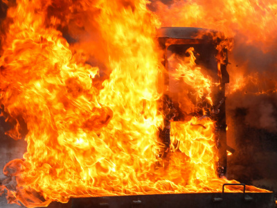 Огнеборцы тушат пожар в Стрельне