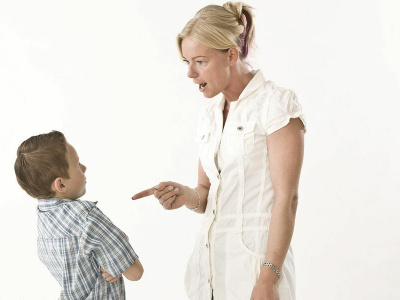 Психолог объяснила, что делать, если ребенок ругается матом