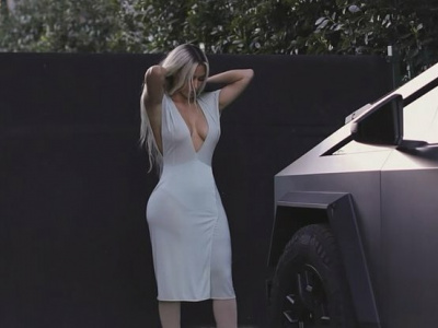 Модель Ким Кардашьян прогулялась по улице в горячем образе