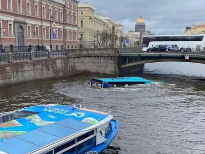 Момент падения автобуса в Мойку в Петербурге попал на видео