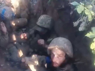 Пленные украинцы вынесли на руках тело погибшего командира армии Ро...