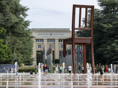 Полуголые украинки с бензопилой напали на памятник. В Женеве возмущены