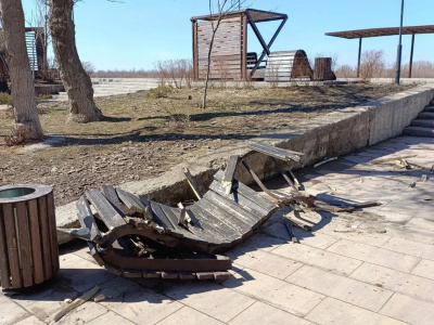 Вандалы устроили разгром новой астраханской набережной